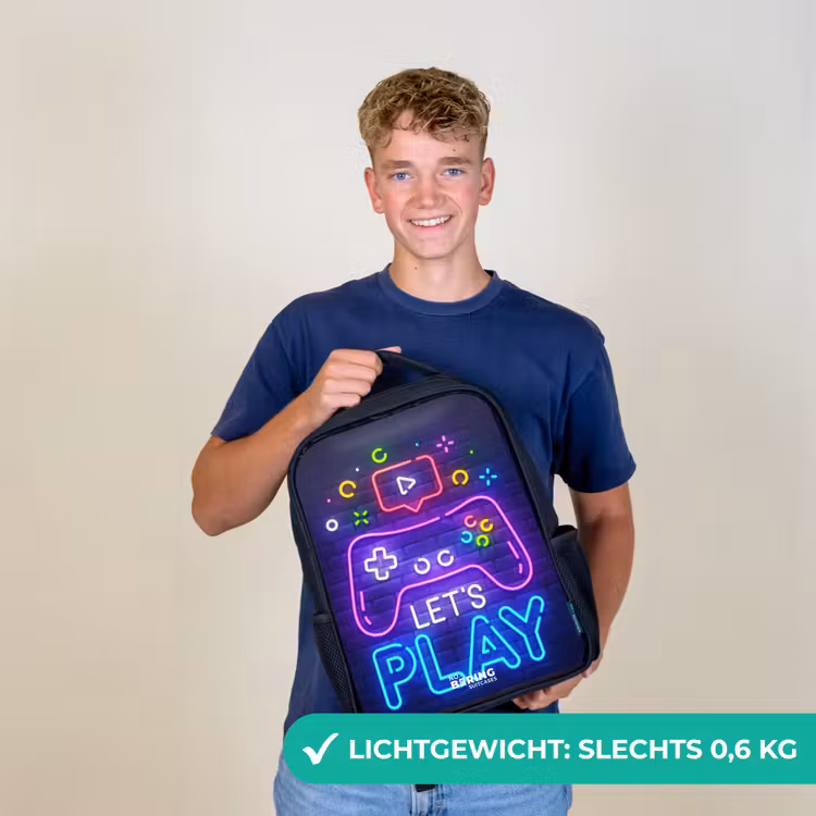 Kinderrugzak met naam - Zwart - Neoncontroller tegen een bakstenen muur β 2