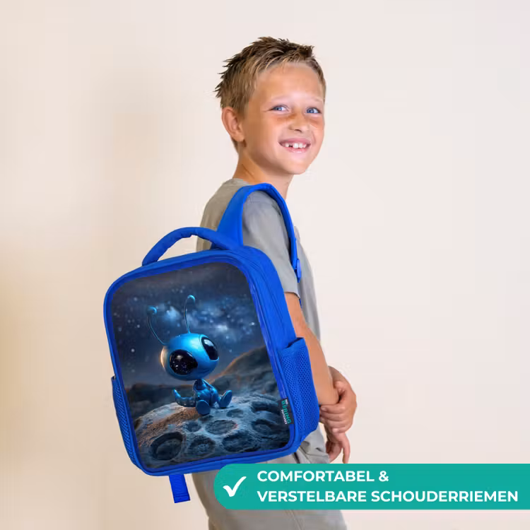 Kinderrugzak - Blauw - Dromerig blauw ruimtewezentje onder een sterrenhemel — 4