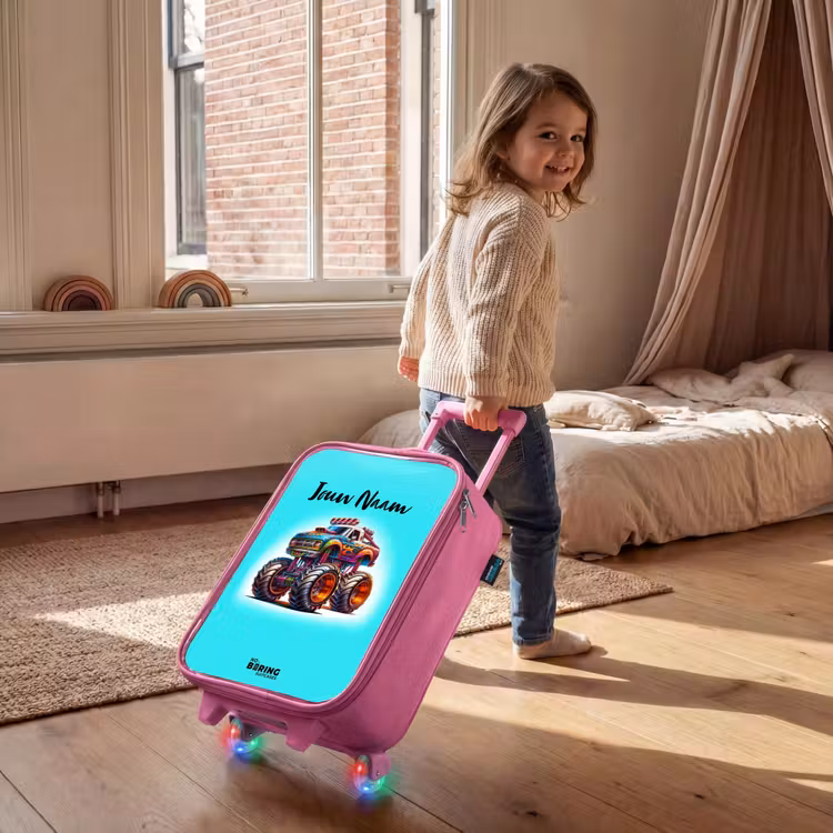Kinderkoffer - Roze - Monstertruck op Lichtblauwe Achtergrond — 3