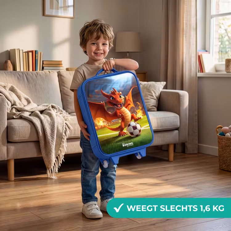 Kinderkoffer - Blauw - Rode draak voetbalt in zonnig stadion — 2