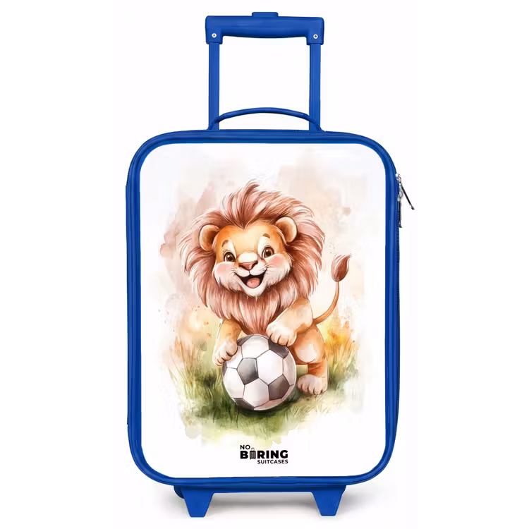 Kinderkoffer - Blauw - Speelse leeuw met voetbal op grasveld — 1