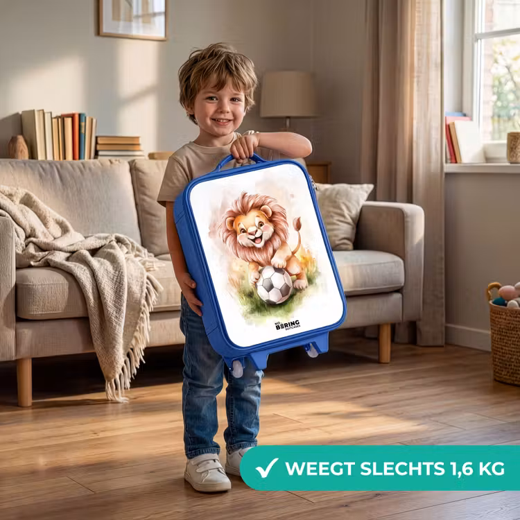 Kinderkoffer - Blauw - Speelse leeuw met voetbal op grasveld — 2