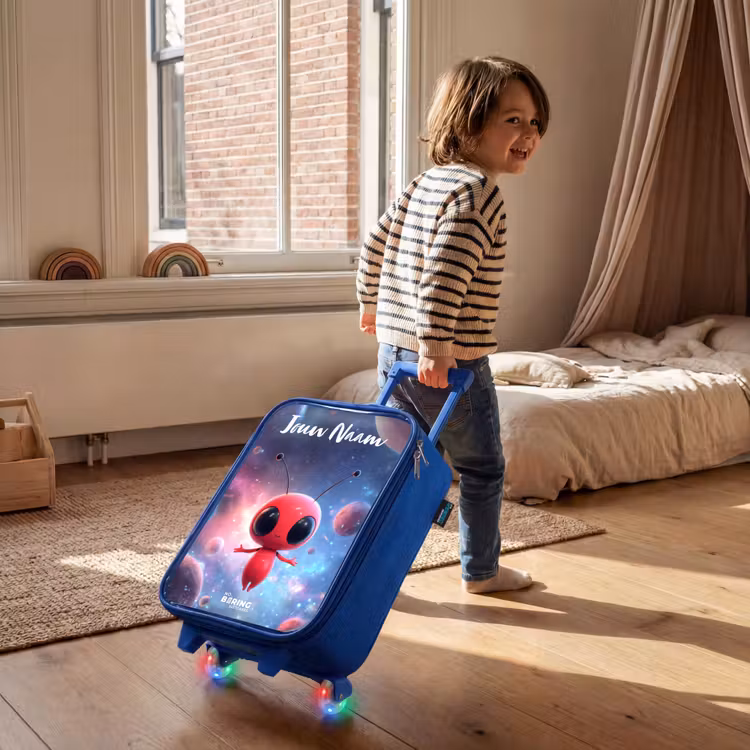Kinderkoffer met naam - Blauw - Rood Ruimtewezen in Kosmische Dans — 3