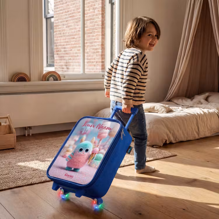 Kinderkoffer met naam - Blauw - Zoet Monstersnoep Avontuur — 3