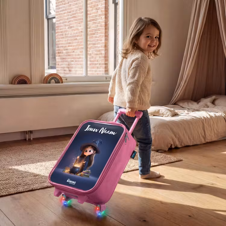 Kinderkoffer met naam - Roze - Betoverend meisje met ketel — 3