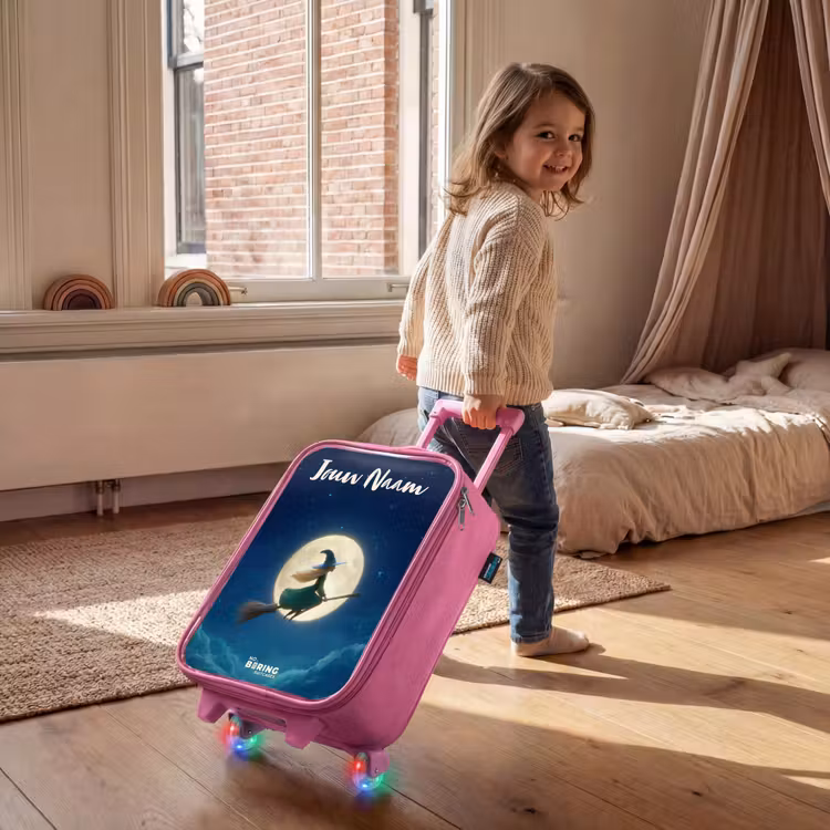 Kinderkoffer met naam - Roze - Heks in Maanlichtvlucht — 3