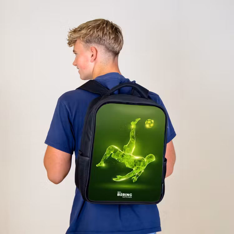 Kinderrugzak - Zwart - Groene neon omhaal in actie — 6
