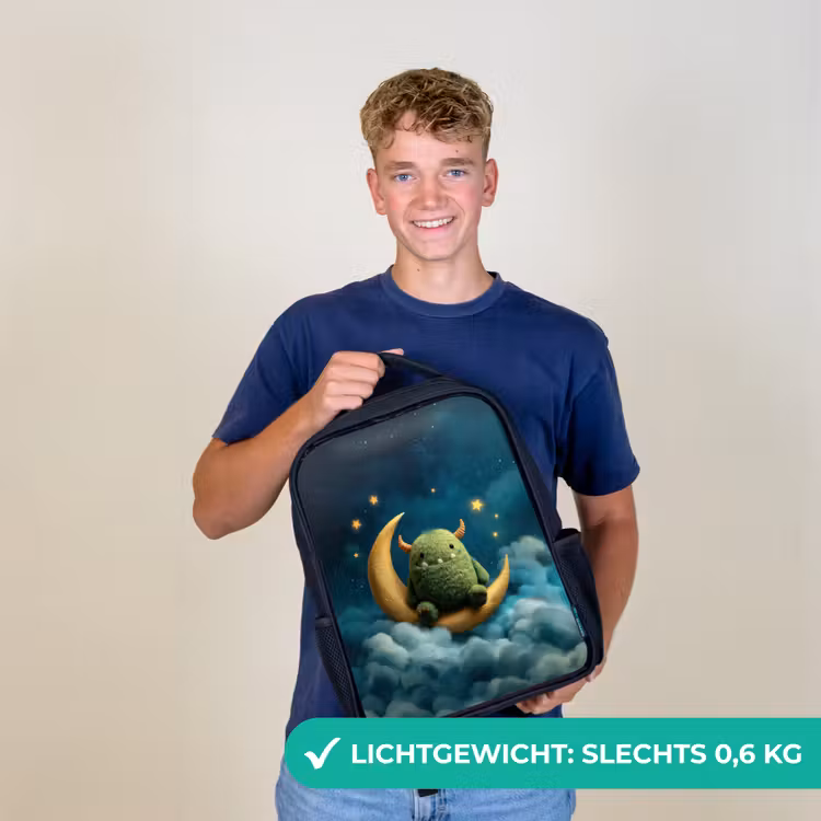 Kinderrugzak - Zwart - Groen pluismonster op maansikkel tussen dromerige wolken — 2