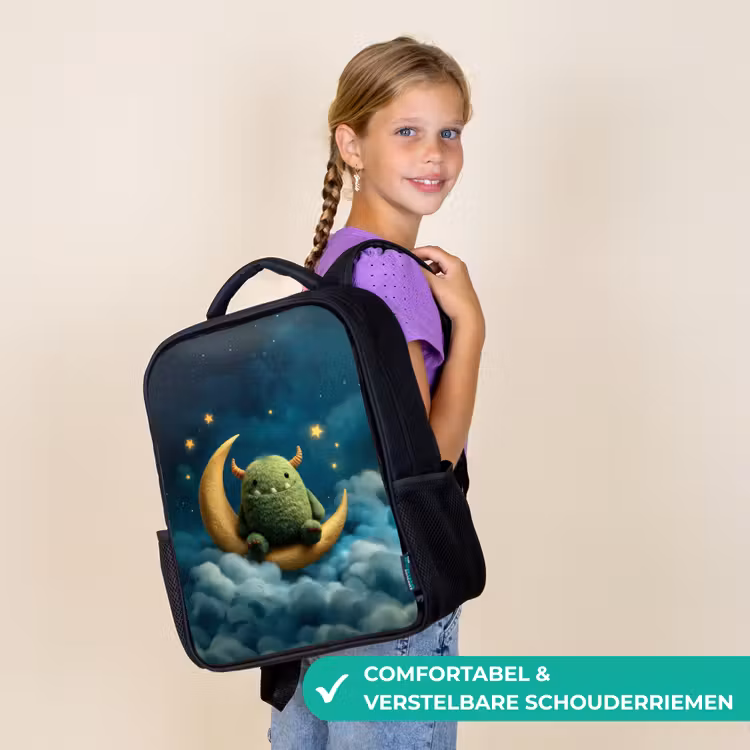 Kinderrugzak - Zwart - Groen pluismonster op maansikkel tussen dromerige wolken — 3