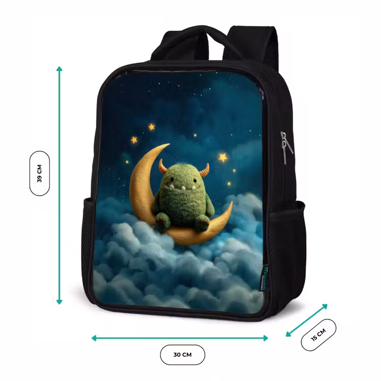 Kinderrugzak - Zwart - Groen pluismonster op maansikkel tussen dromerige wolken — 5