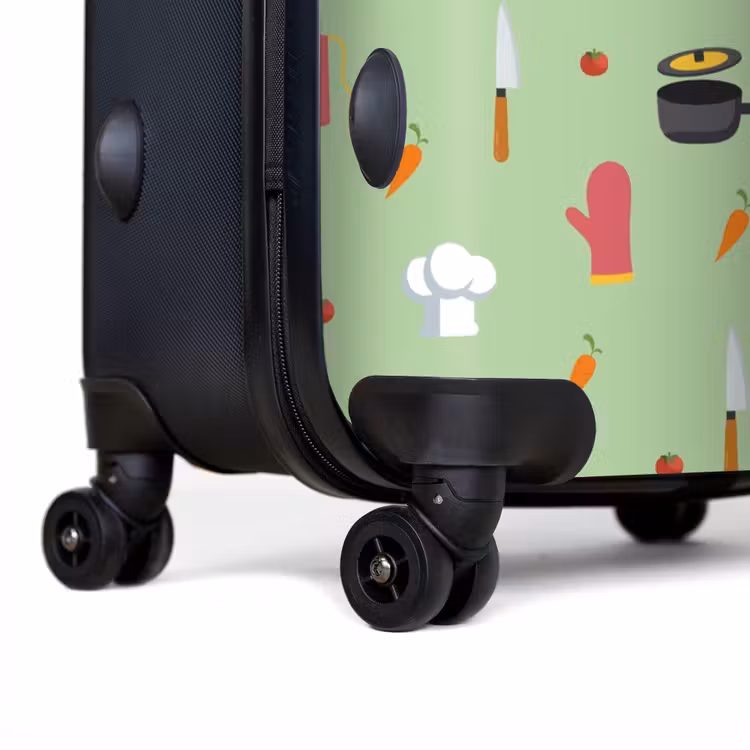 Koffer - Keukenaccessoires en ingrediënten op lichtgroen — 3