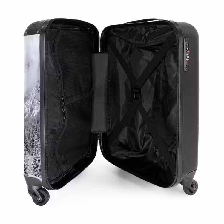 Koffer - Weg - Bergen - Sneeuw - Naaldbos - Avontuurlijk — 3