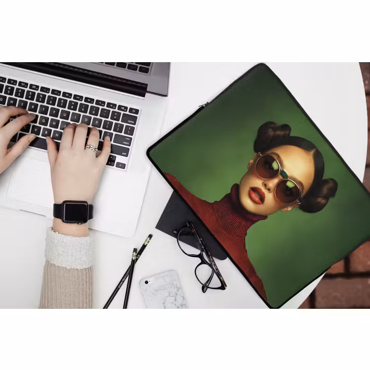 Laptophoes - Vrouw - Groen - Bril - Aesthetic - Modern — 3
