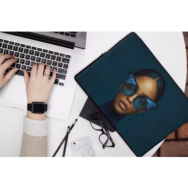 Laptophoes - Vrouw - Vlinder - Bril - Blauw - Modern - Portret — 3