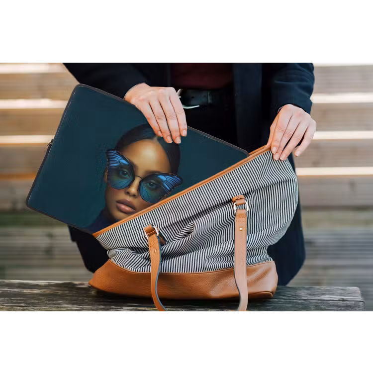 Laptophoes - Vrouw - Vlinder - Bril - Blauw - Modern - Portret — 4