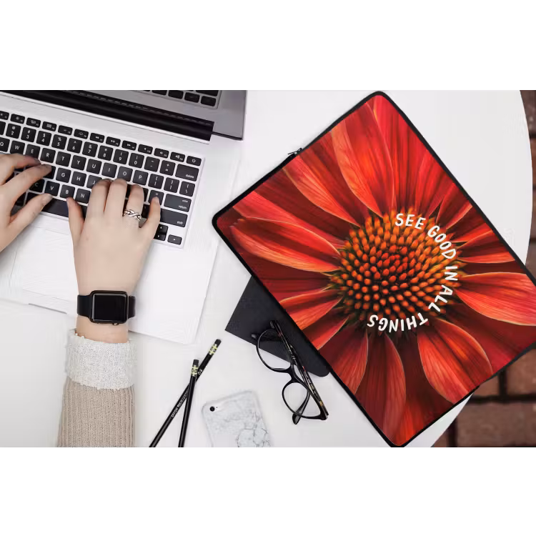 Laptophoes - Close up - Bloem - Quote - Rood — 3