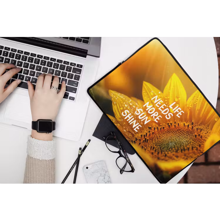 Laptophoes - Zonnebloem - Close up - Geel - Quote — 3