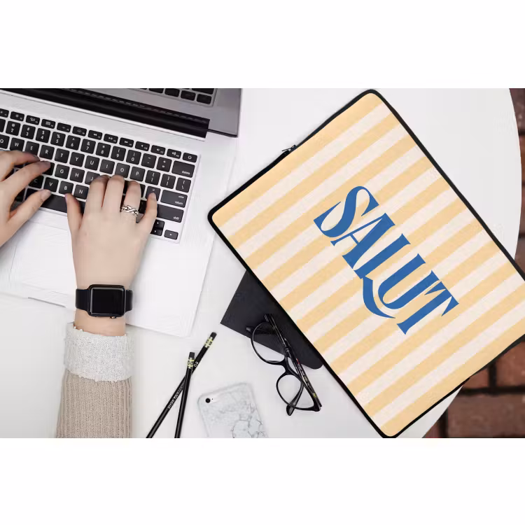 Laptophoes - Salut - Quote - Strepen - Geel - Blauw - Wit — 3