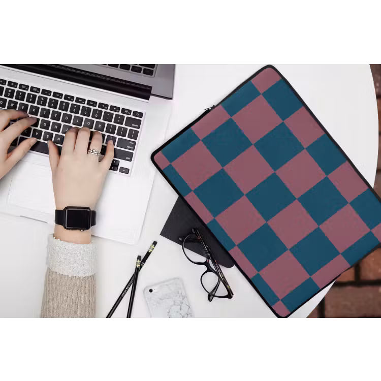 Laptophoes - Schaakbord print - Blauw - Rood - Blokjes — 3