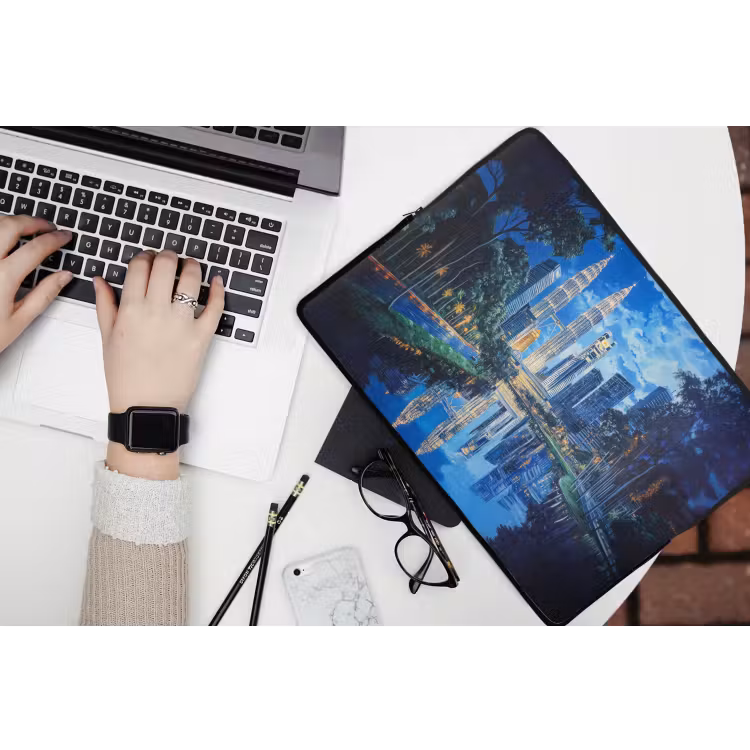 Laptophoes - Stad Kuala Lumpur - Skyline - Wolkenkrabbers - Water — 3