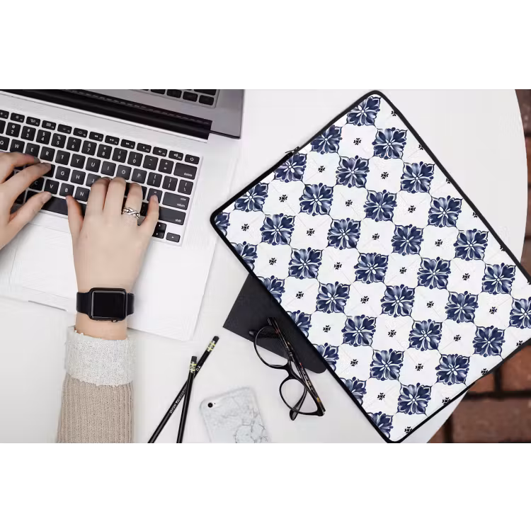Laptophoes - Tegelmotief - Blauw - Wit - Bloem — 3