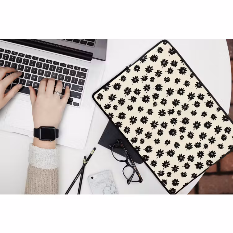 Laptophoes - Madeliefjes - Grafisch - Zwart - Beige — 3