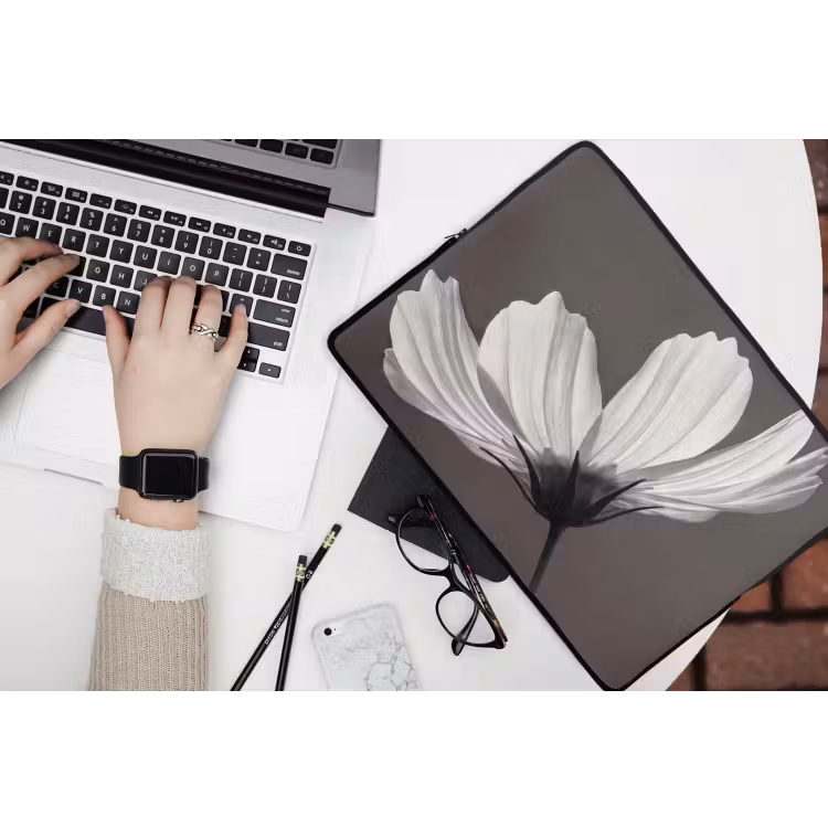 Laptophoes - Bloem - Minimalistisch - Zwart - Wit — 3