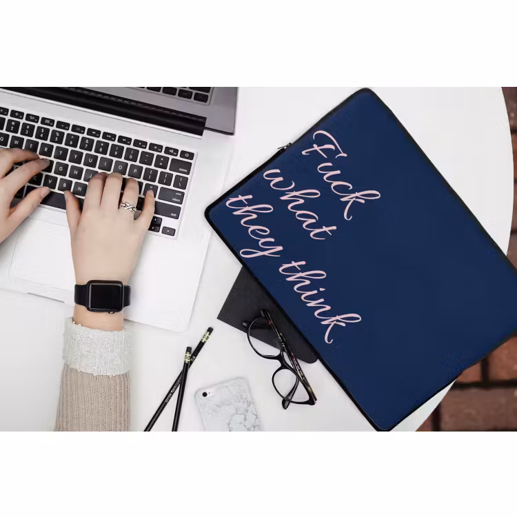 Laptophoes - Fuck what they think - Blauw - Cursief — 3