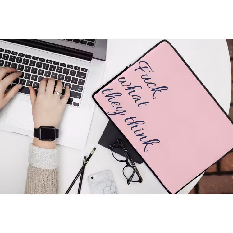 Laptophoes - Fuck what they think - Roze - Minimalistisch — 3