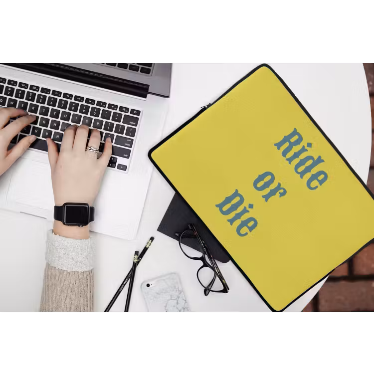 Laptophoes - Ride or die - Geel - Blauw — 3