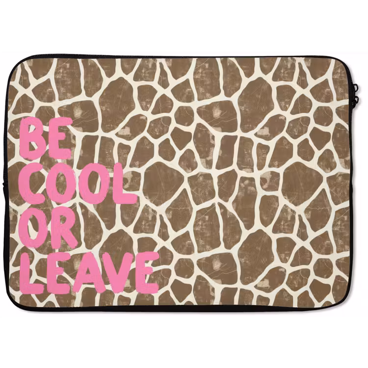 Laptophoes - Tekst - Be cool or leave - Roze - Giraffenprint — 1