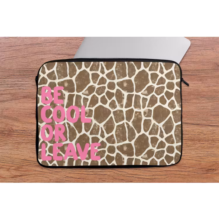 Laptophoes - Tekst - Be cool or leave - Roze - Giraffenprint — 2