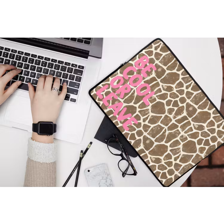 Laptophoes - Tekst - Be cool or leave - Roze - Giraffenprint — 3