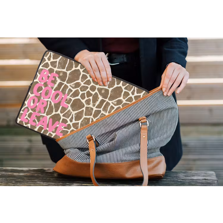 Laptophoes - Tekst - Be cool or leave - Roze - Giraffenprint — 4
