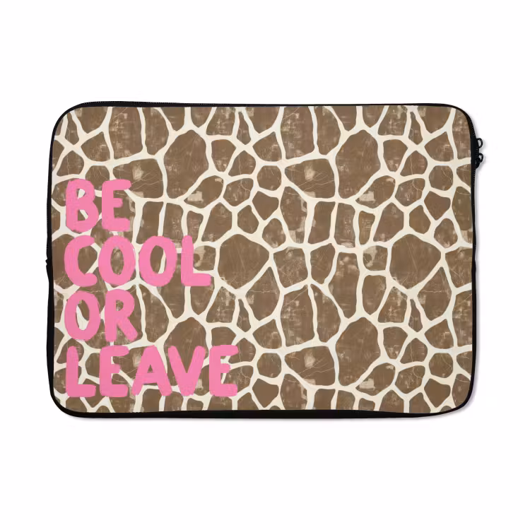 Laptophoes - Tekst - Be cool or leave - Roze - Giraffenprint — 5