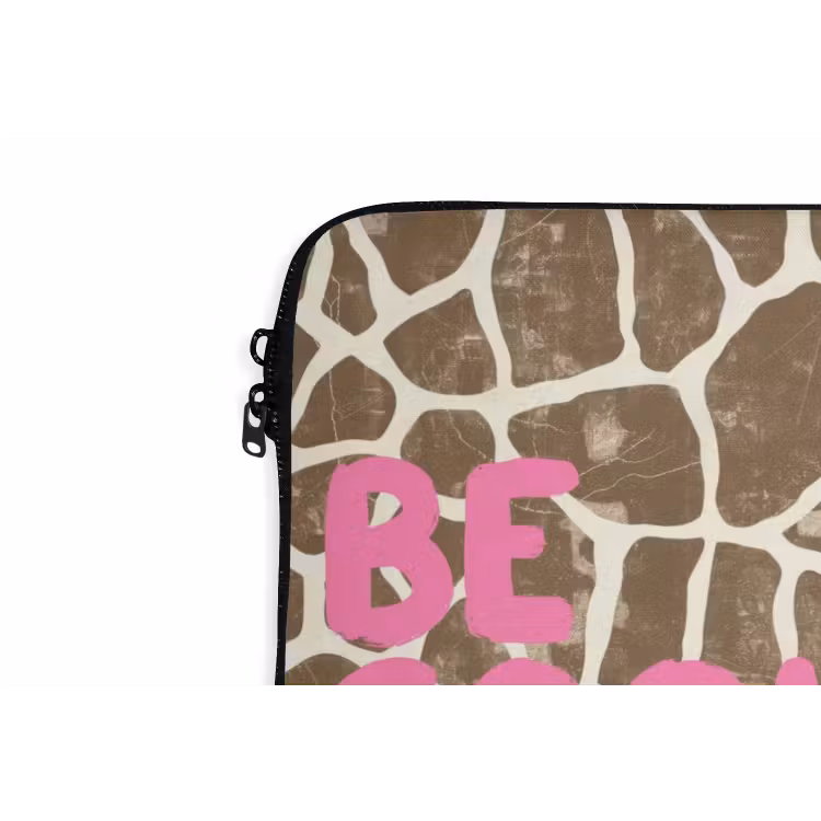 Laptophoes - Tekst - Be cool or leave - Roze - Giraffenprint — 6