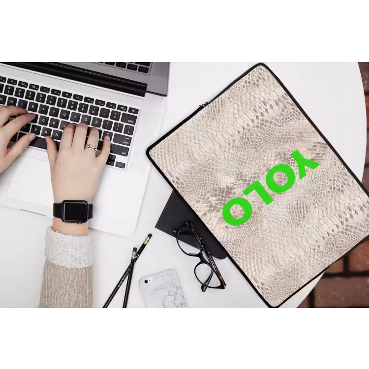 Laptophoes - YOLO - Groen - Neon - Slangenprnt — 3