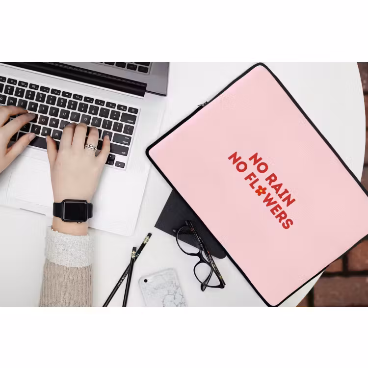 Laptophoes - No rain no flowers - Minimalistisch - Roze - Bloem — 3
