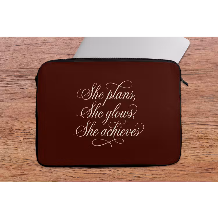 Laptophoes - She plans she glows she achieves - Rood - Cursief — 2