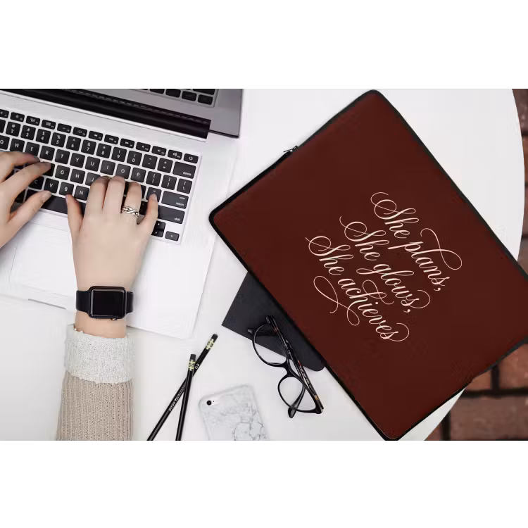 Laptophoes - She plans she glows she achieves - Rood - Cursief — 3
