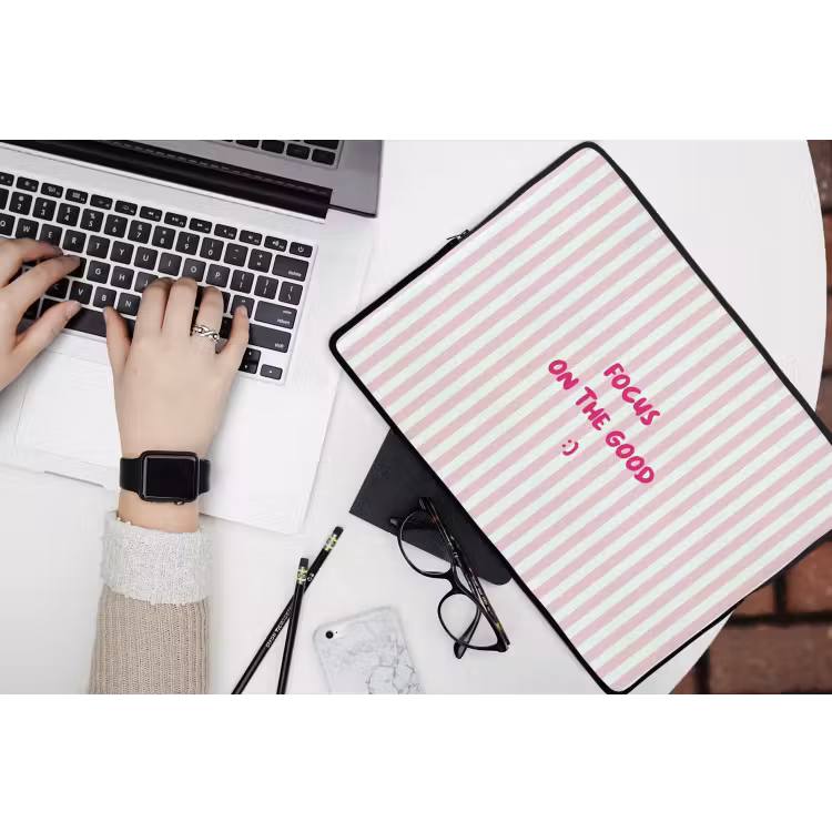 Laptophoes - Focus on the good - Strepen - Roze - Smiley — 3