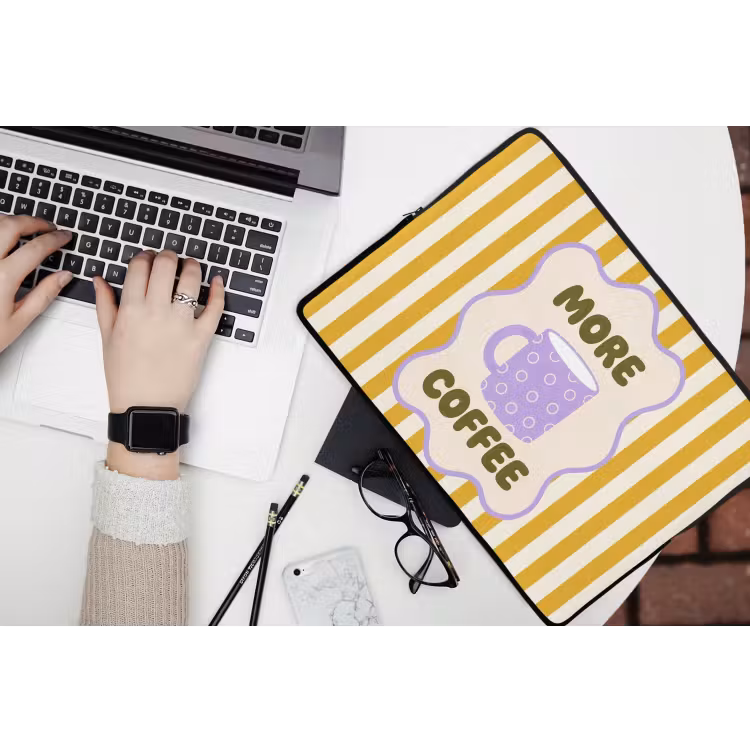 Laptophoes - More coffee - Geel - Paars - Strepen - Mok — 3