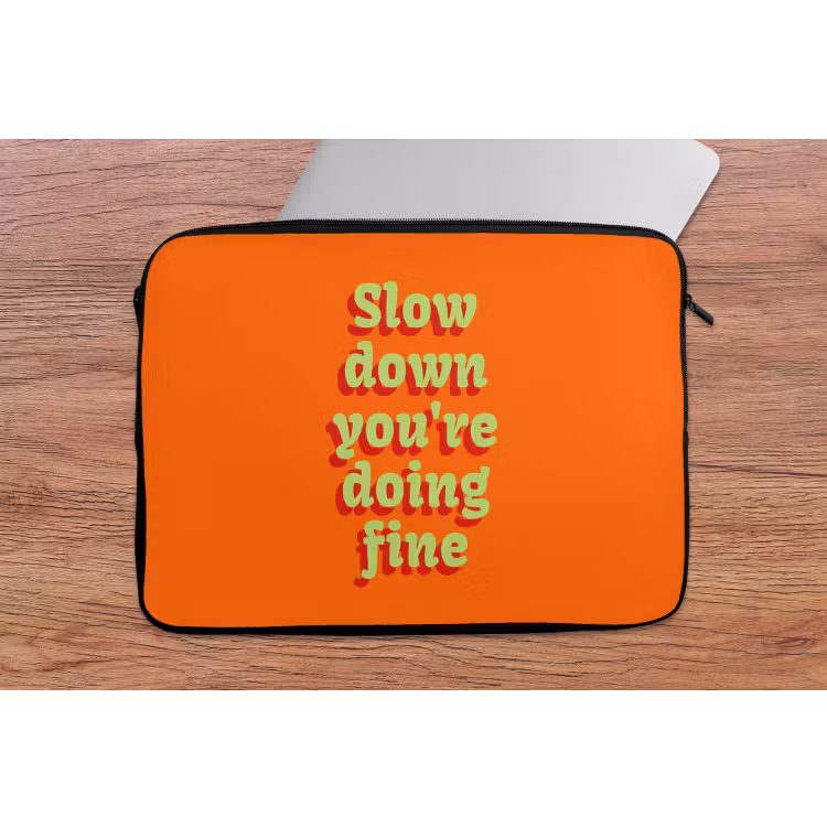 Laptophoes - Oranje - Slow down you're doing fine - Retro — 2