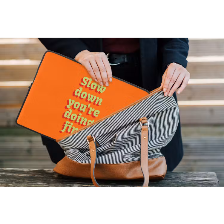 Laptophoes - Oranje - Slow down you're doing fine - Retro — 4