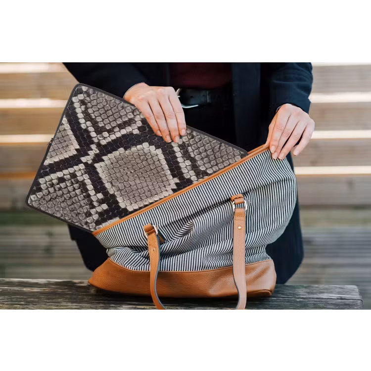Laptophoes - Slangenleer - Patroon - Beige — 4
