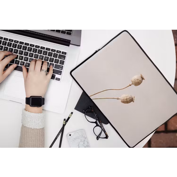Laptophoes - Papaverbollen - Droogbloemen - Minimalistisch - Beige - Rustig — 3