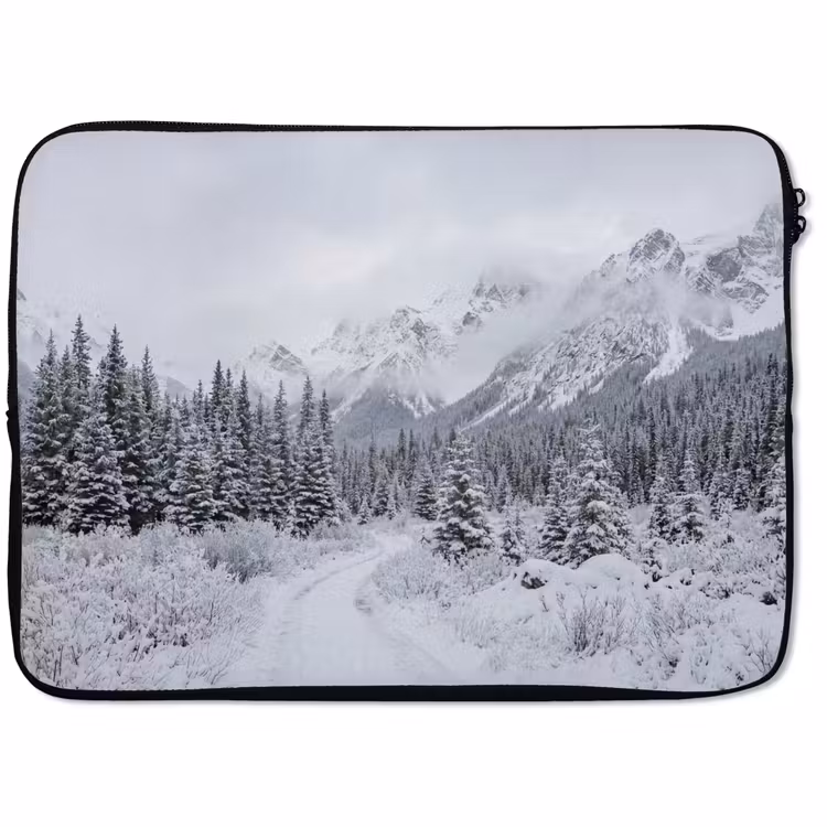 Laptophoes - Weg - Bergen - Sneeuw - Naaldbos - Avontuurlijk — 1