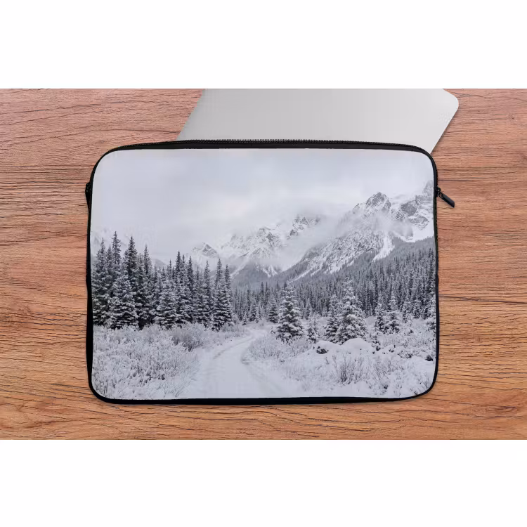 Laptophoes - Weg - Bergen - Sneeuw - Naaldbos - Avontuurlijk — 2