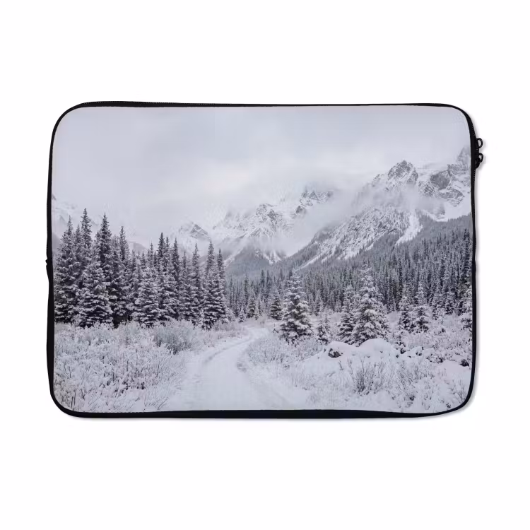 Laptophoes - Weg - Bergen - Sneeuw - Naaldbos - Avontuurlijk — 5
