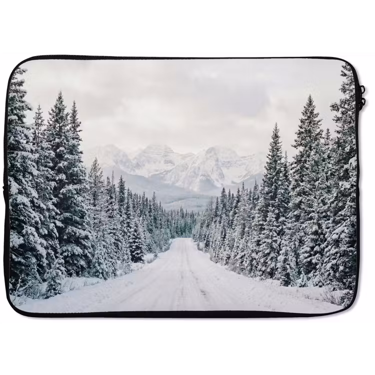 Laptophoes - Weg - Sneeuw - Naaldbos - Winter - Avontuurlijk — 1